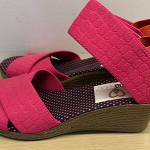 SMA women wedge size 6.5